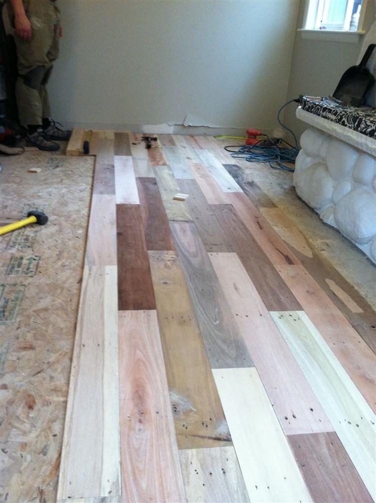 laying-floor-pallets