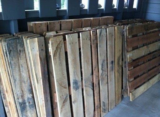 Old wooden pallets + Good pair of pliers + Hours of work = Awesome Wooden Floor!