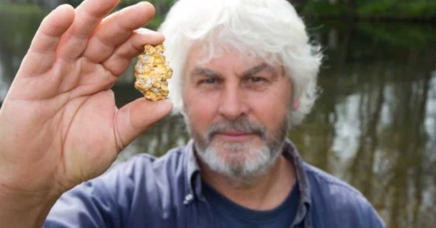 Chap finds £50,000 Gold Nugget on Welsh Beach – Forced to give it to ‘the crown’